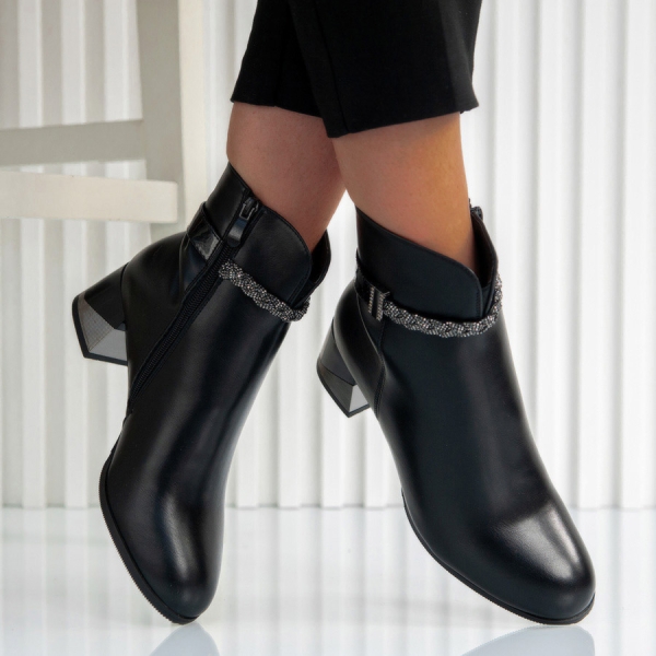 Боти Caroline Black