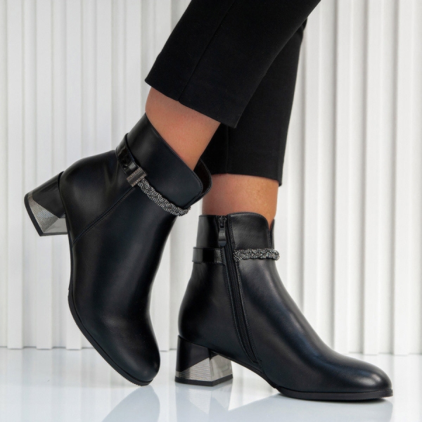 Боти Caroline Black