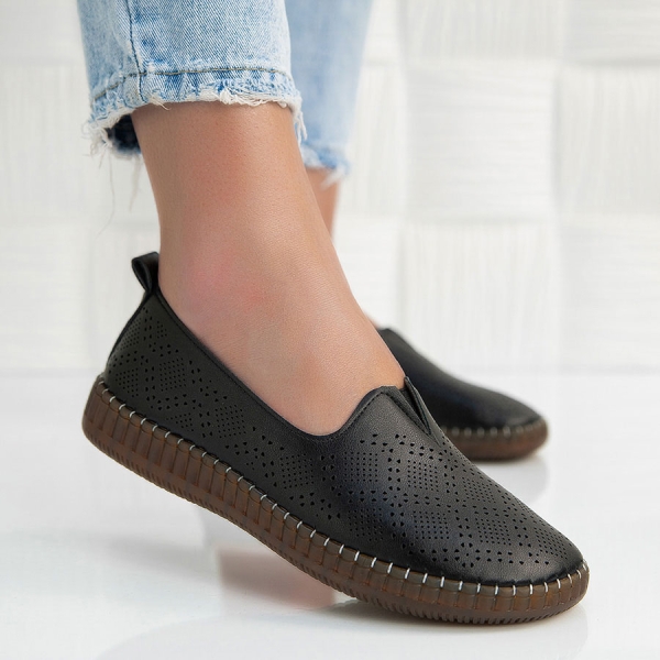 Обувки Camila Black